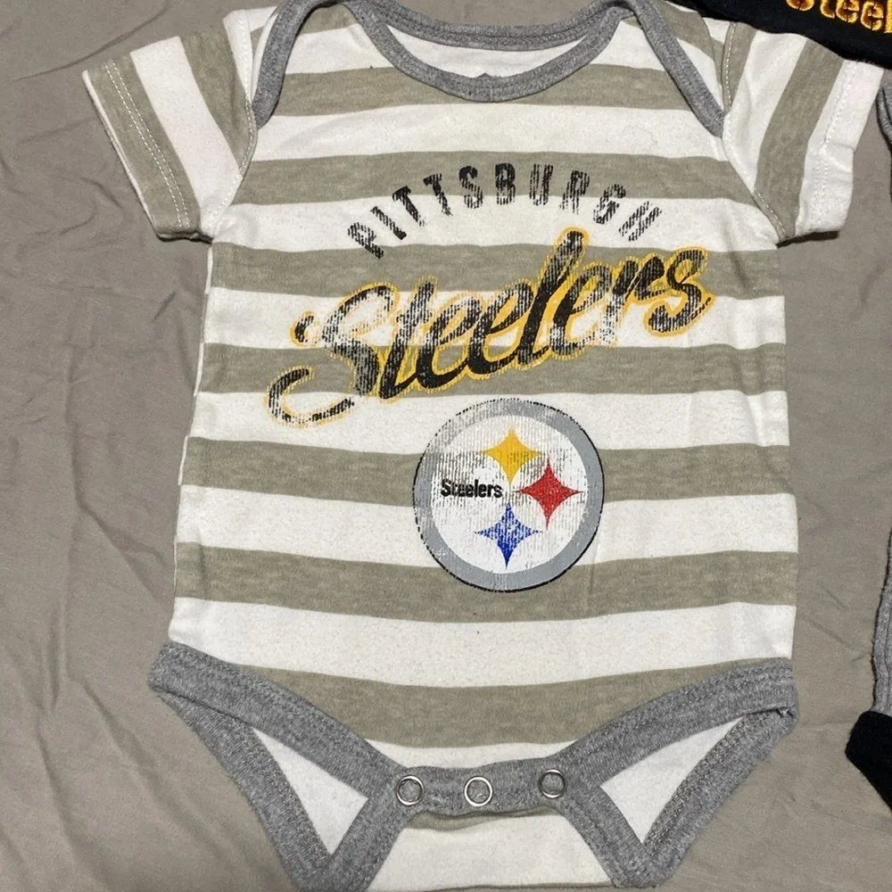 Pittsburgh Steelers infant onesies & beanie bundle size 0-3months